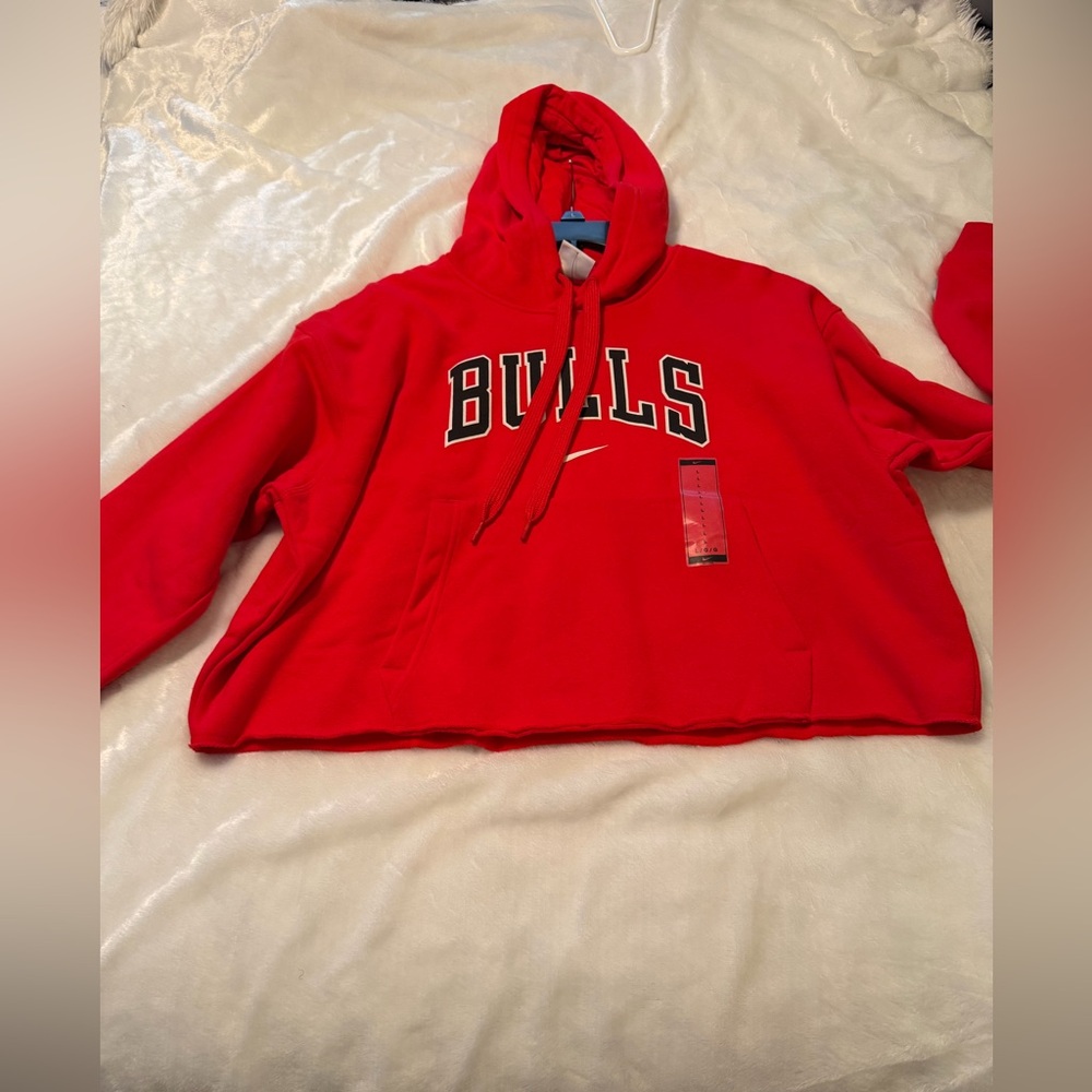 Women’s Nike Chicago Bulls Red Pullover Hoodie - Picture 7 of 12
